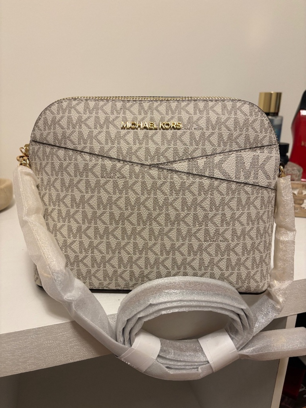 NEW Michael Kors Jet Set Travel Vanilla Medium Dome Crossbody - Picture 1 of 4